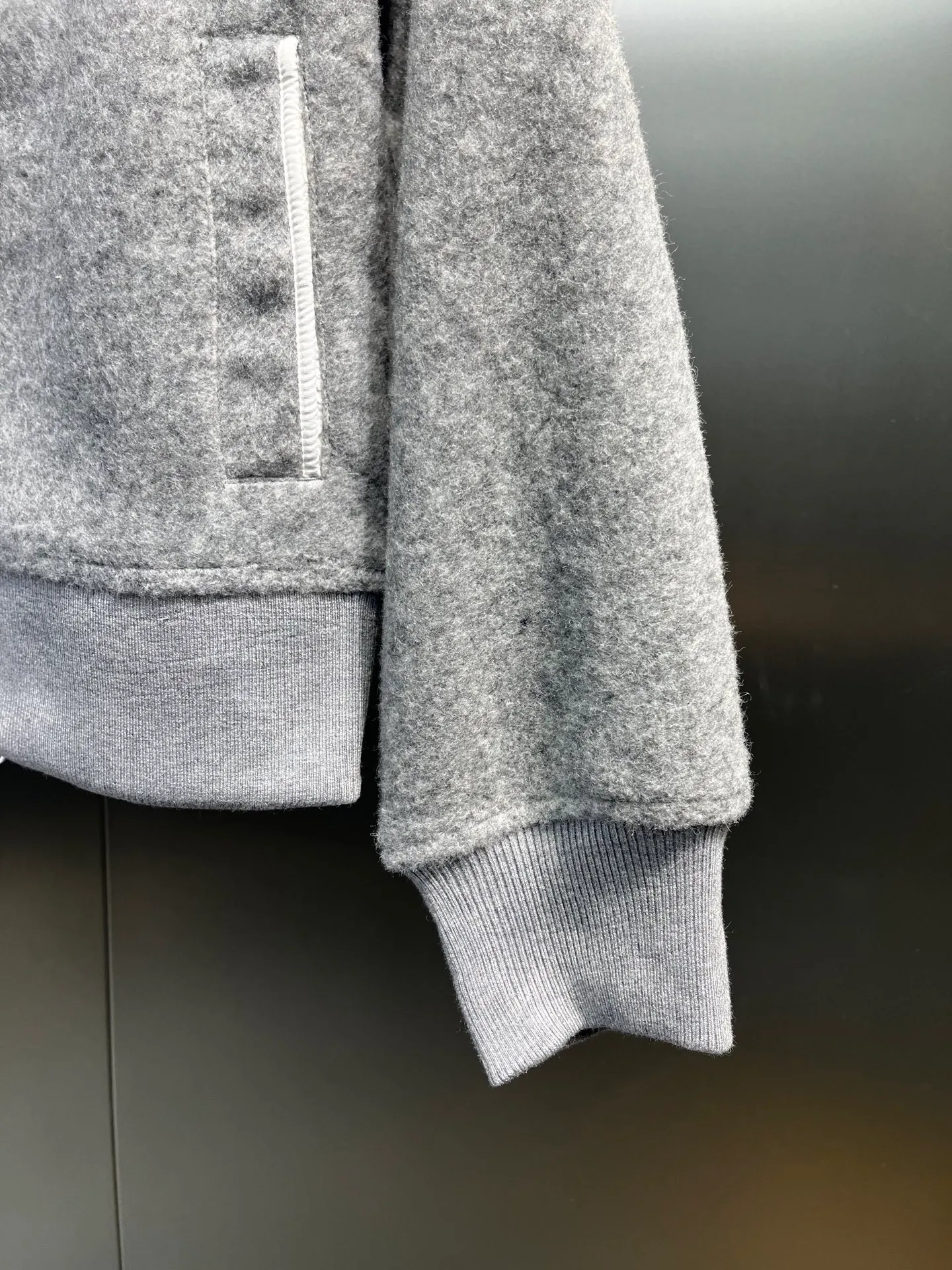 P680 Canada Goose women's hooded wool raglan jacket Fabric: Custom-dyed 60% wool, 18% lyocell fiber, 12% polyester, 8% nylon Placket: Made of nylon edge cloth + original YKK No. 10 zipper (white paint) Pocket buttons: Used TPU four-button buttons of the same color Sleeve thread: Made of high-elastic wool spandex blended elastic thread Accessories: Full set of accessories customized The interior is made of black polyester pocket cloth. The back neckline is made of pure white ear-hanging webbing. Behringer embroidery machine. 21600 needles high-density white label embroidery. Size: S--2XL